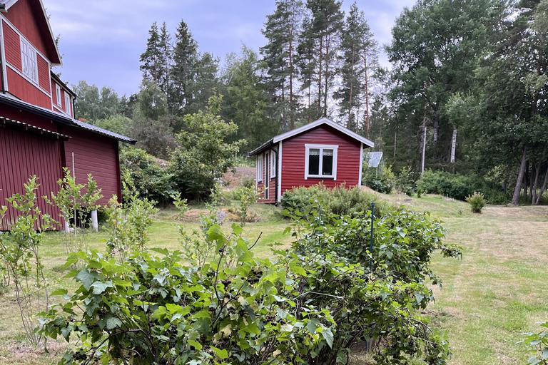 Terrassering med stödmur i trädgård. Högdalen Bandhagen