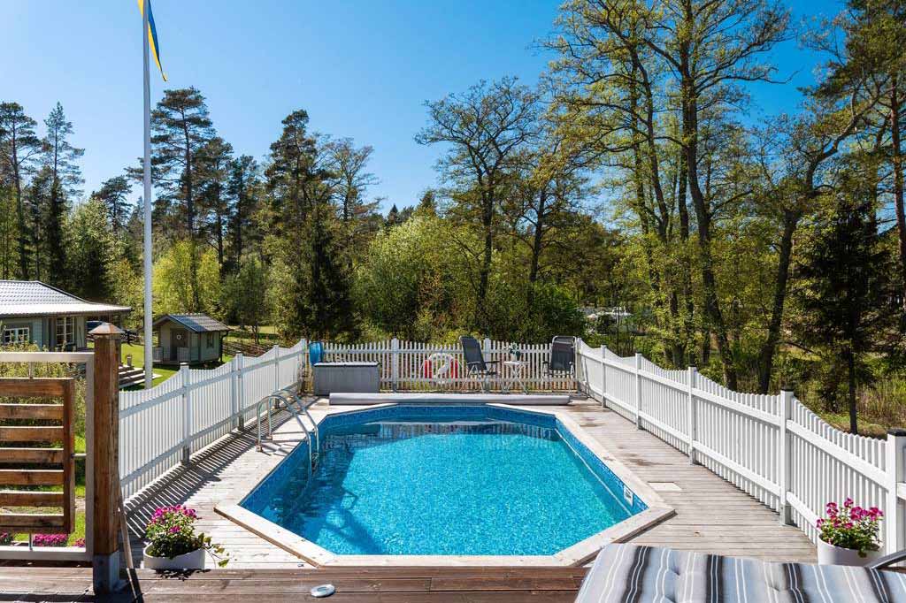 Anläggning av altan, pool och markarbeten. Väddö Roslagen